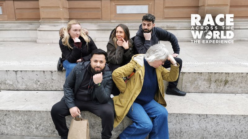Team_playing_race_across_the_world_the_experience_in_london_02