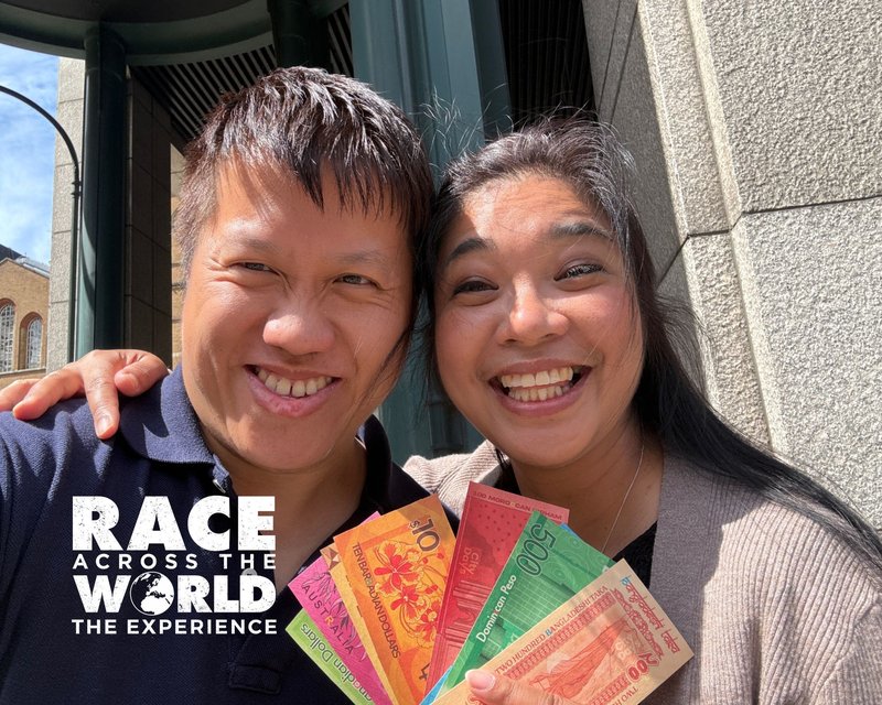 raceacrosstheworldexperience-couple-posing-with-puzzle