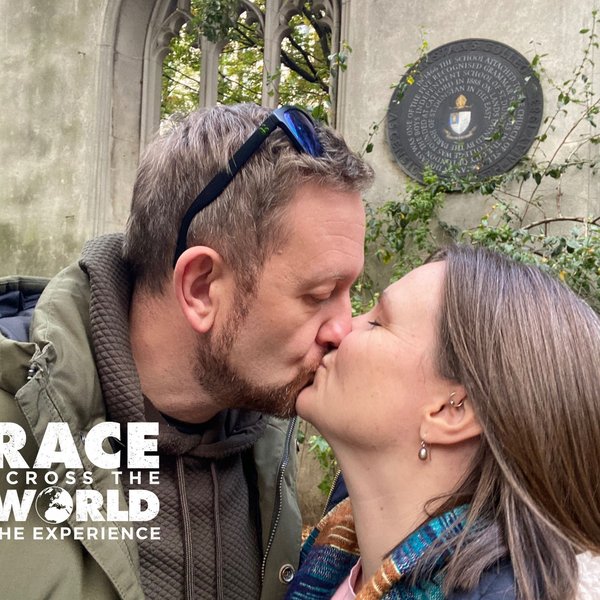 raceacrostheworldexperience-couple-kissing-st-dunstans