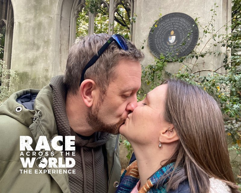 raceacrostheworldexperience-couple-kissing-st-dunstans