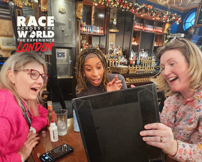 team-finishing-a-puzzle-race-across-the-world-experience