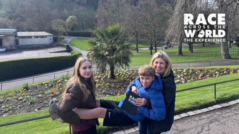 team-playing-race-across-the-world-the-experience-in-Edinburgh-10